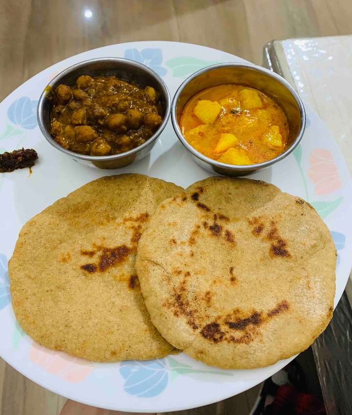 khameera(Sourdough pooris),dahi aloo & chole masala 