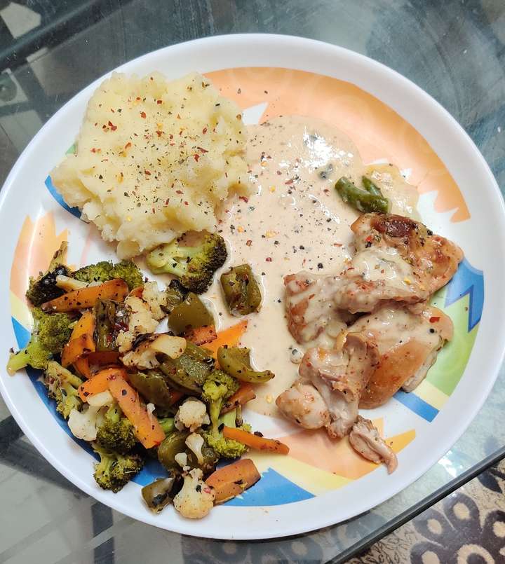Stir fried chicken in white sauce