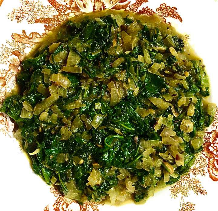 Spinach with garlic-mustard tint