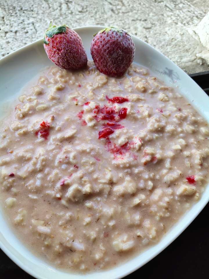 Strawberry oatmeal with protien