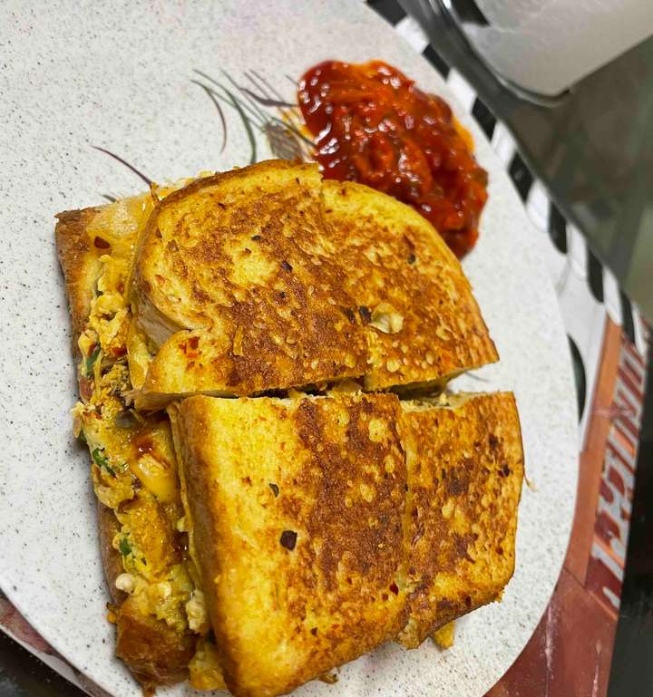 Omlette Sandwich ( chipka hua anda)