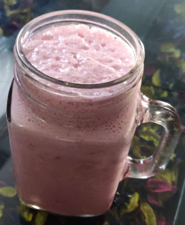 Strawberry whey smoothie