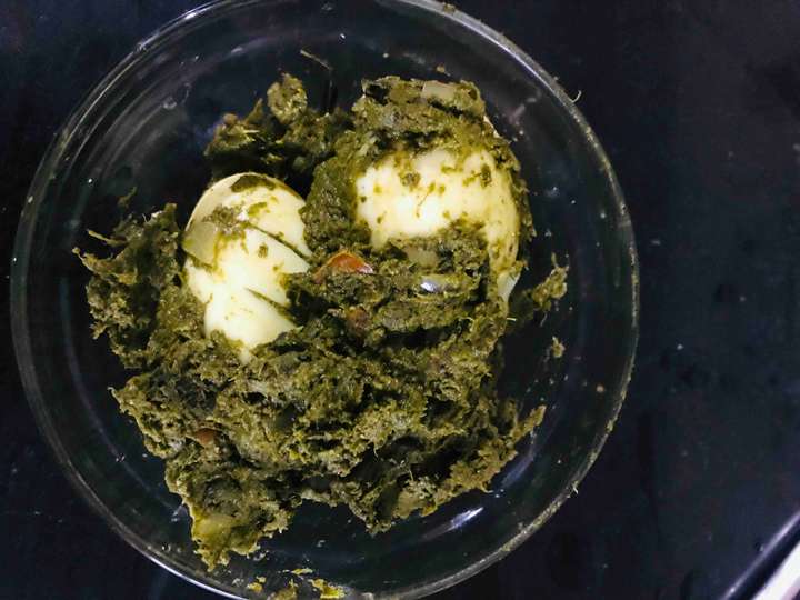 Lasooni palak egg curry