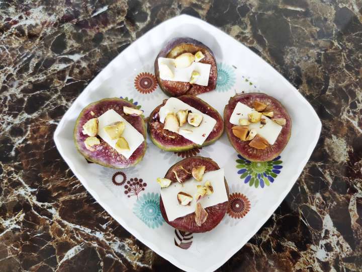 Roasted figs with cheese and nuts