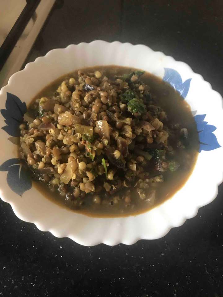 Sprouted moth beans curry