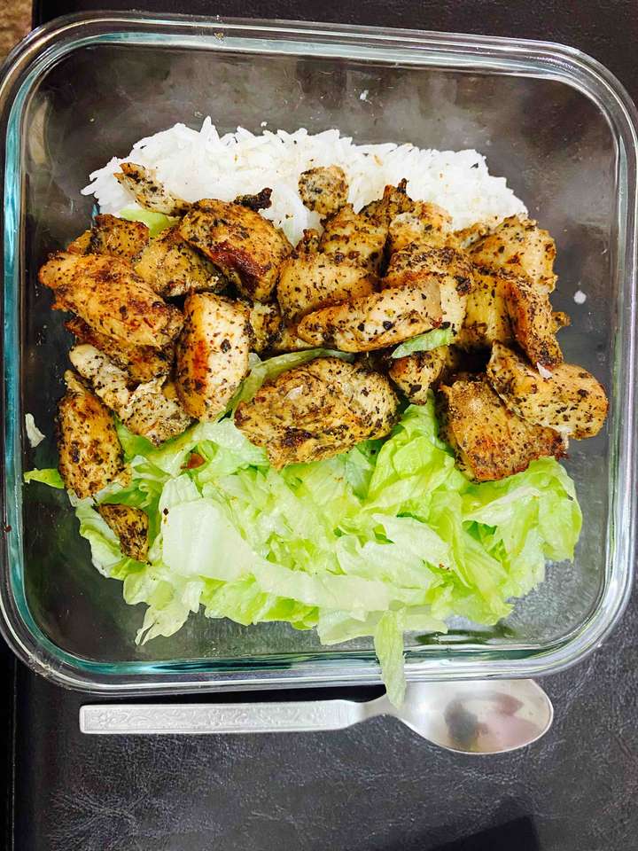 Grilled Chicken with rice and lettuce 