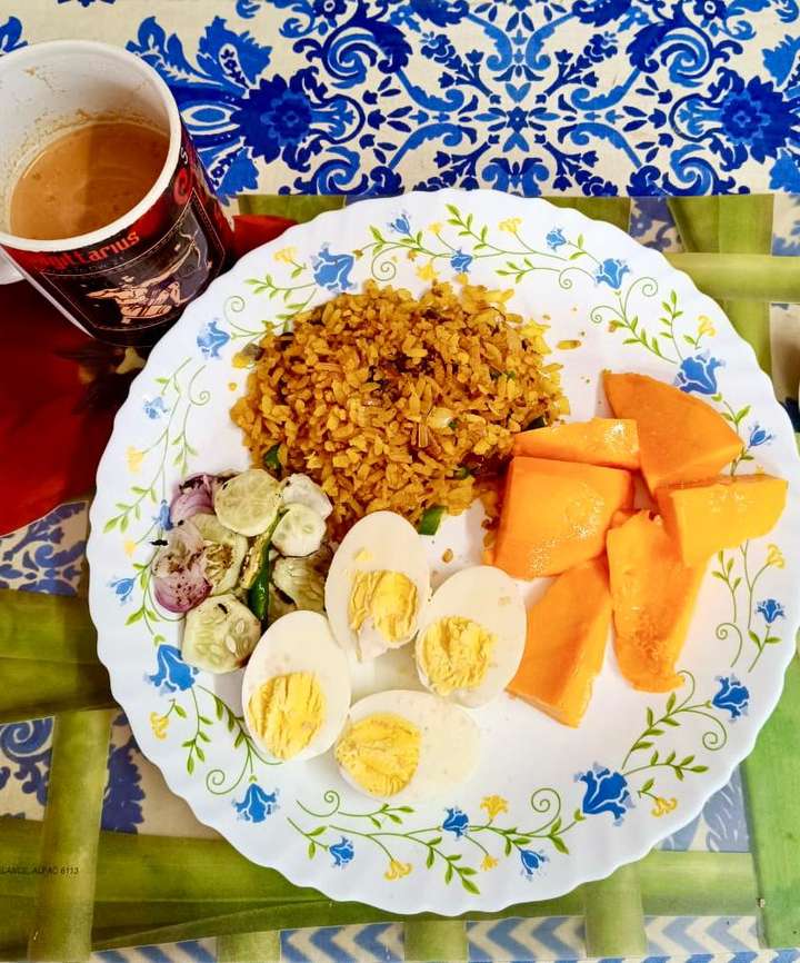 Breakfast poha, eggs, mangoes and tea