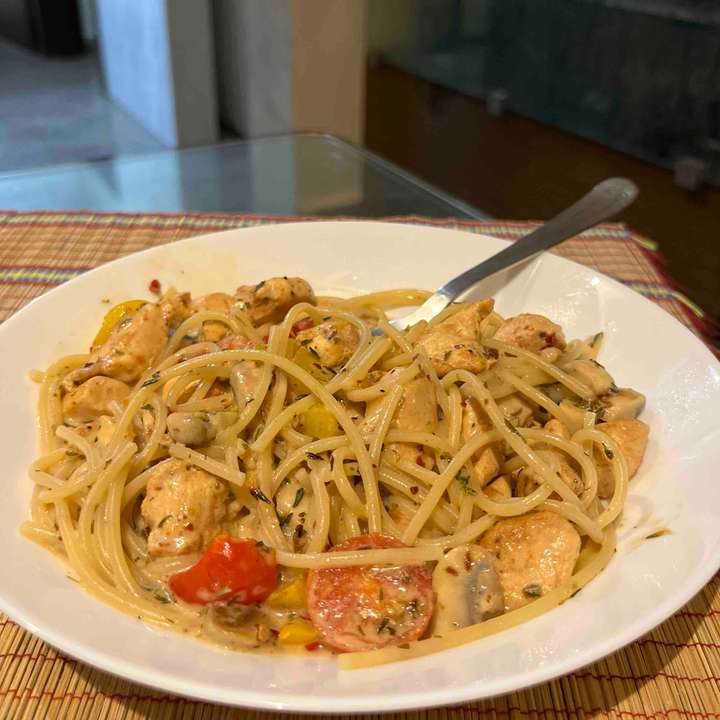 Creamy spaghetti with Chicken and coconut milk 