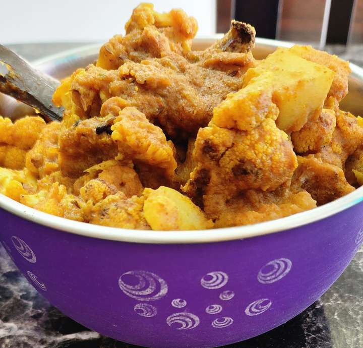 Aloo-Fulkofir Makha Makha Jhol (Potato and Cauliflower thick and spicy gravy)