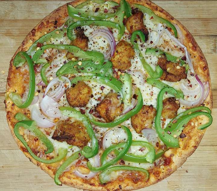 Thin Crust Chicken TikkaPizzA