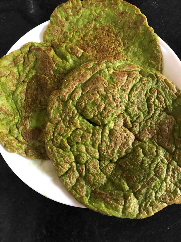 Oats, moong sprouts and spinach dosa 