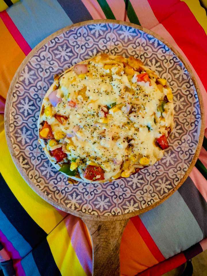 Cheesy veg pizza