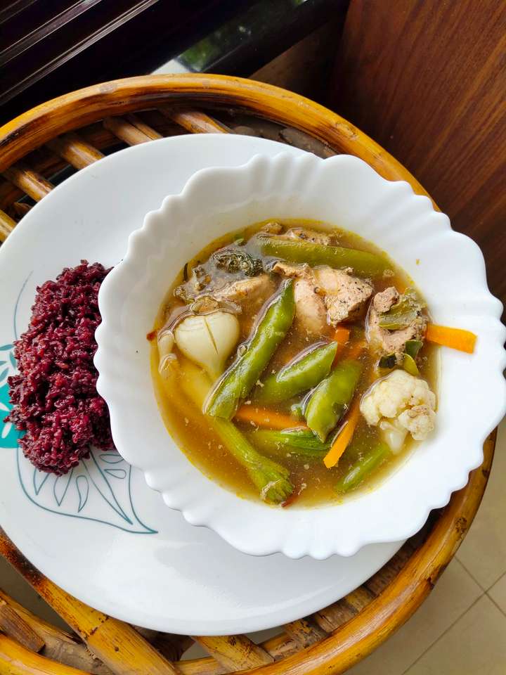 Chicken with vegetables and Rice (Ngu Kei Chou Khao)