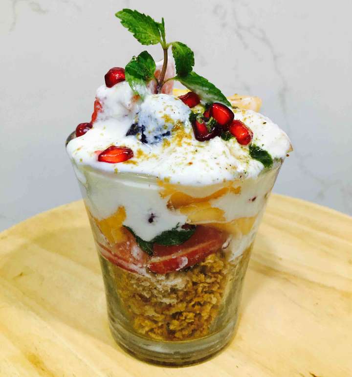 Fruit chat with crunchy soya granules 