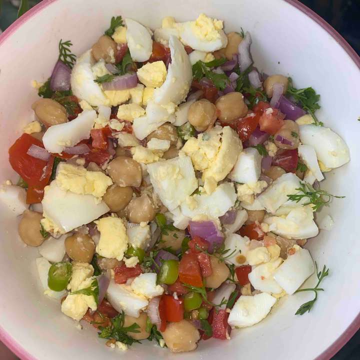 Egg chickpeas salad