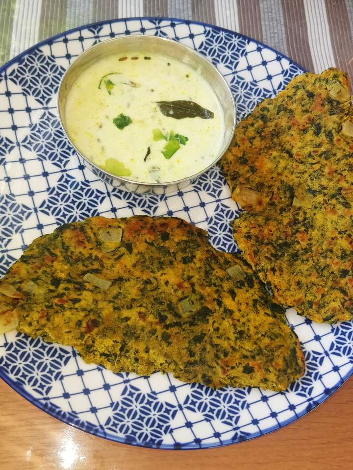 Palak Thalipith/paratha with chana dal chutney😋