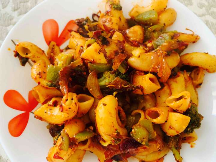 Macroni with broccoli, bell peppers.