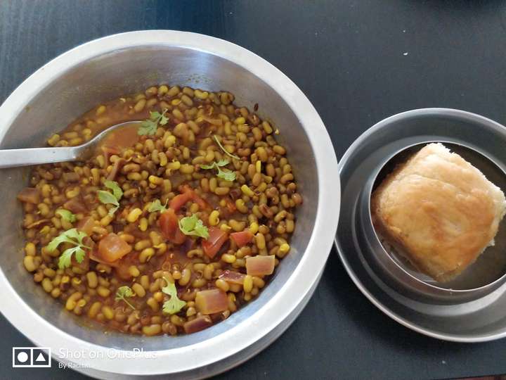 मराठमोळा नाश्ता... मिसळ पाव.... 