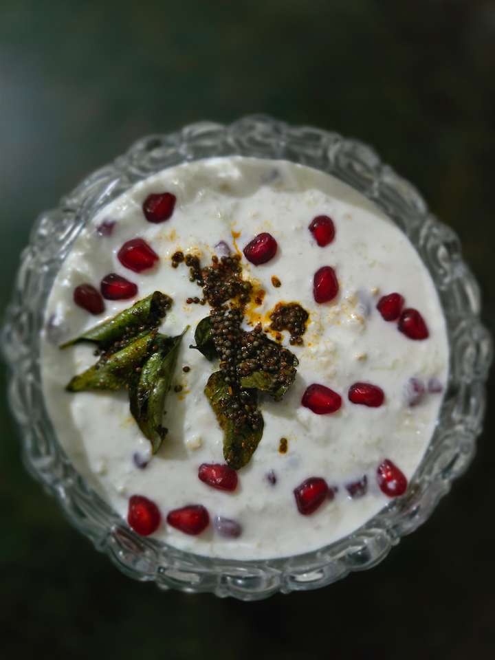 ✨ Tadka Oats Raita Bowl ✨

Creamy • Chatpata • Gut-Friendly • Protein-Packed

A desi twist to your regular oats — creamy curd, crunchy cucumber, juicy pomegranate and a fragrant tadka. Simple ingredie