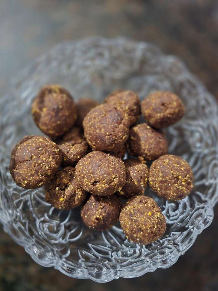 🍫 Choco Fudge Bliss Laddus (No Sugar Added)

A fudgy, chocolatey treat to satisfy your sweet cravings without derailing your routine. Great for kids and adults alike!