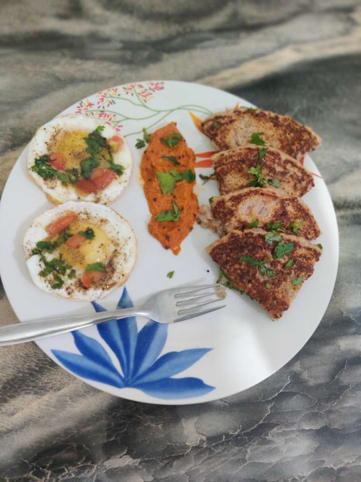fried eggs, sooji uttapam with onion tomato coconut chatni