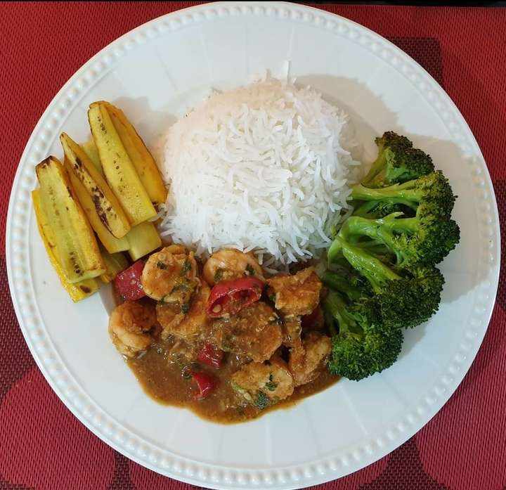 Prawns in Sriracha Sauce, Sautee veggies & Rice