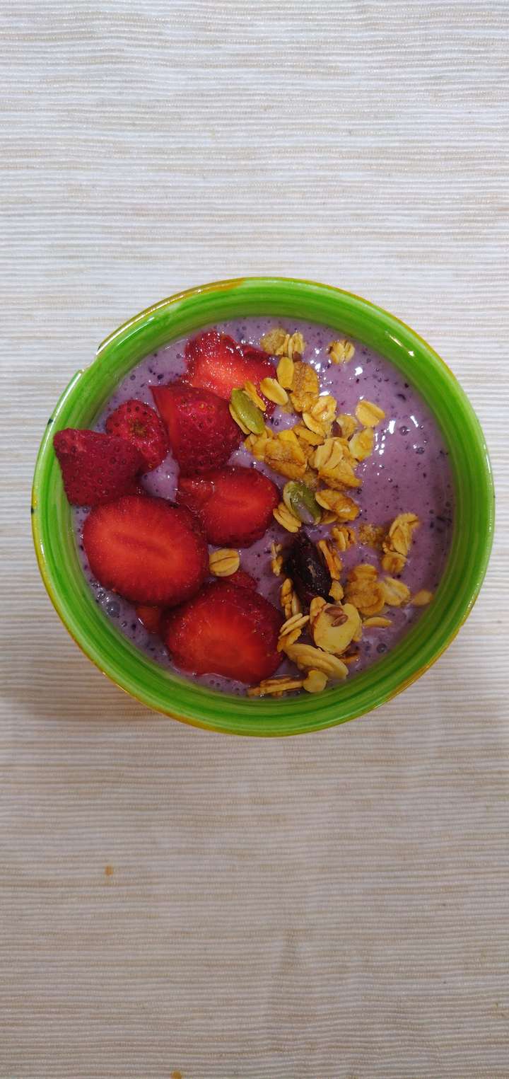 Blueberry smoothie bowl 