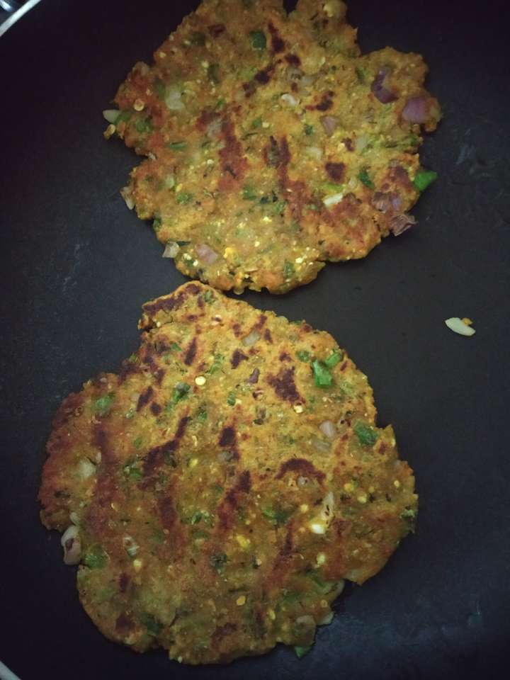 Vegetable paneer thalipeeth