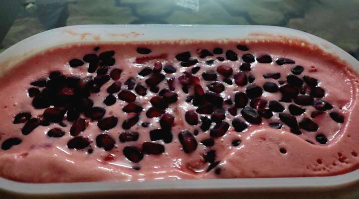 Strawberry pomegranate frozen yogurt