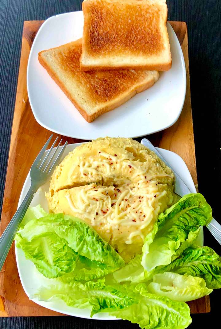 quick microwaved eggs with 2 slices of bread 