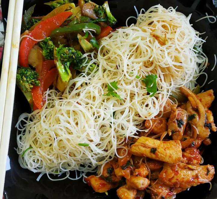 Rice Vermicelli with Schezwan Chicken