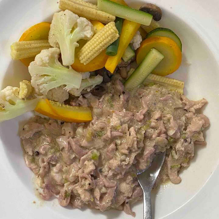 Minced chicken in white wine sauce