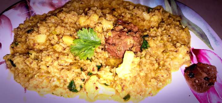 Hari matar ki masala khichdi ( Green peas spiced khichdi)
