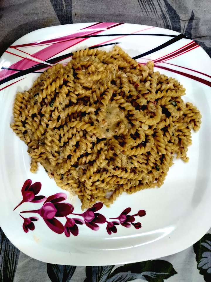 Veg Pasta in White Sauce (Alfredo Pasta)
