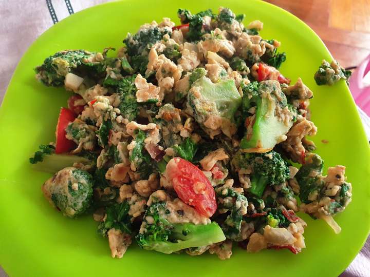 Scrambled Eggs with Kale and Broccoli