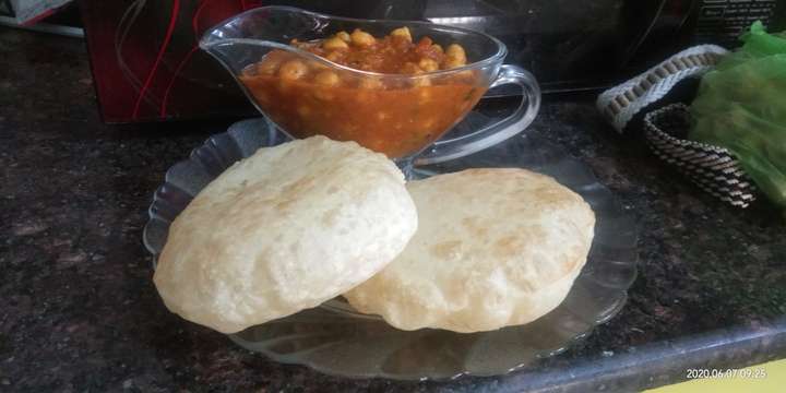 chhole wd mix flour poorie