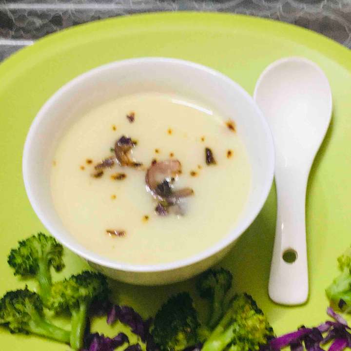 Creamy cauli garlic  soup with burnt onion rings