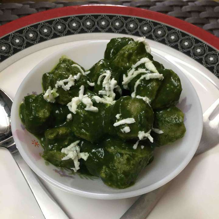 Soya chunks in green gravy 
