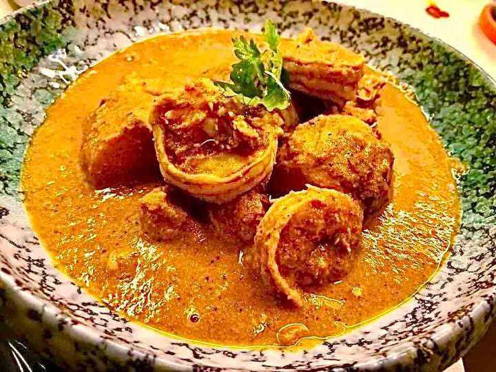 chingri or chinguri malaikari ( prawns in coconut milk)