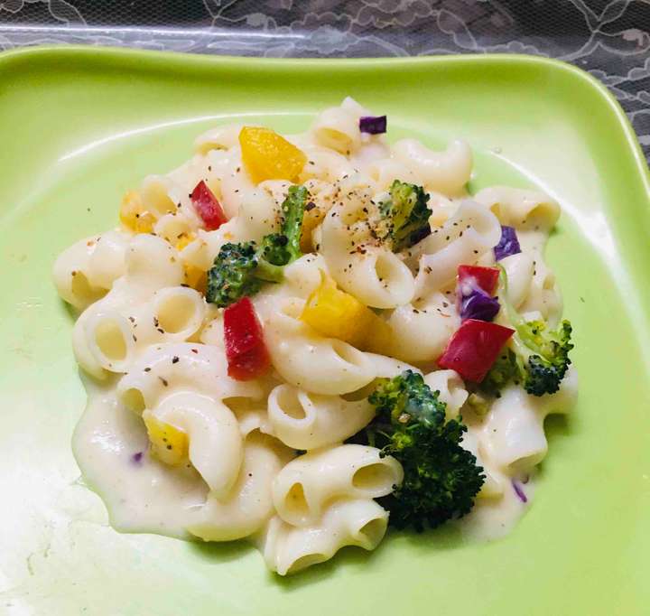 Pasta in creamy cauli garlic sauce 