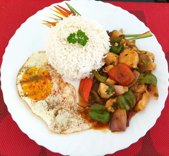 Chicken n Veggies in Sriracha Sauce,Egg & Rice