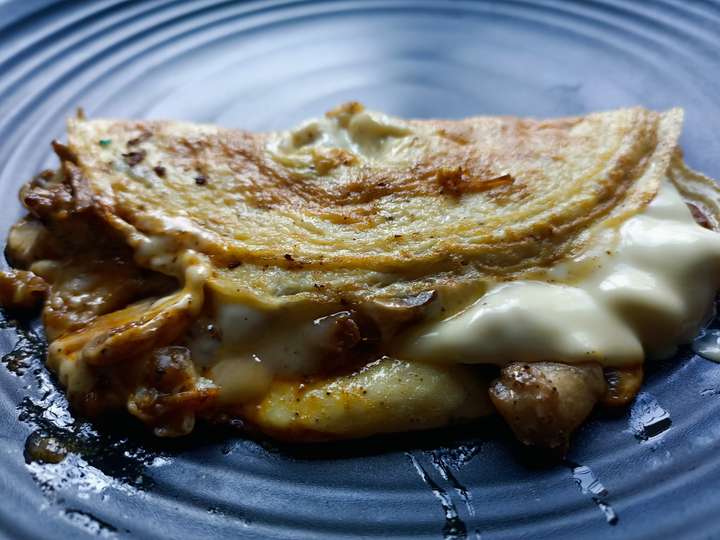 Egg wrap with mushrooms and pork sauce