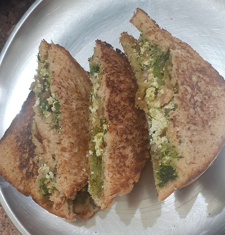 Rajmah paneer sandwich  ( total calorie 562 calories)