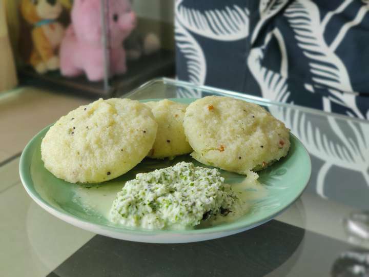 Idli with home made coconut chutney
