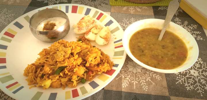 Veg Pulav with curd, daal and one egg