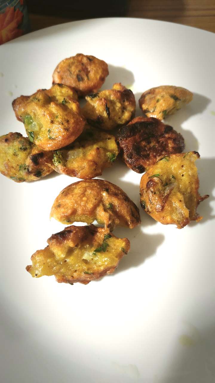 necessity is the mother of invention......barish hi pakoro ki janani ha 😍 it's raining in Bangalore n in rain it's duty of onion to be a pakora 😄😄