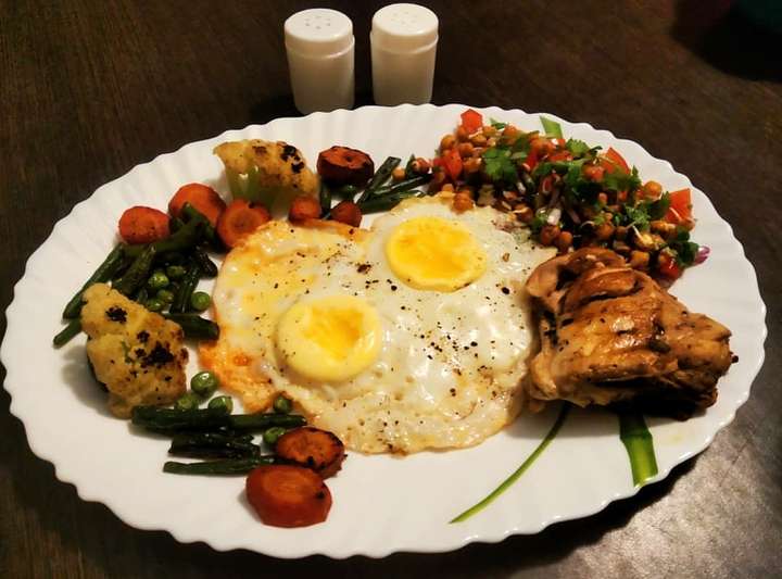 Sauteed veggies, chicken, chickpeas salad, eggs
