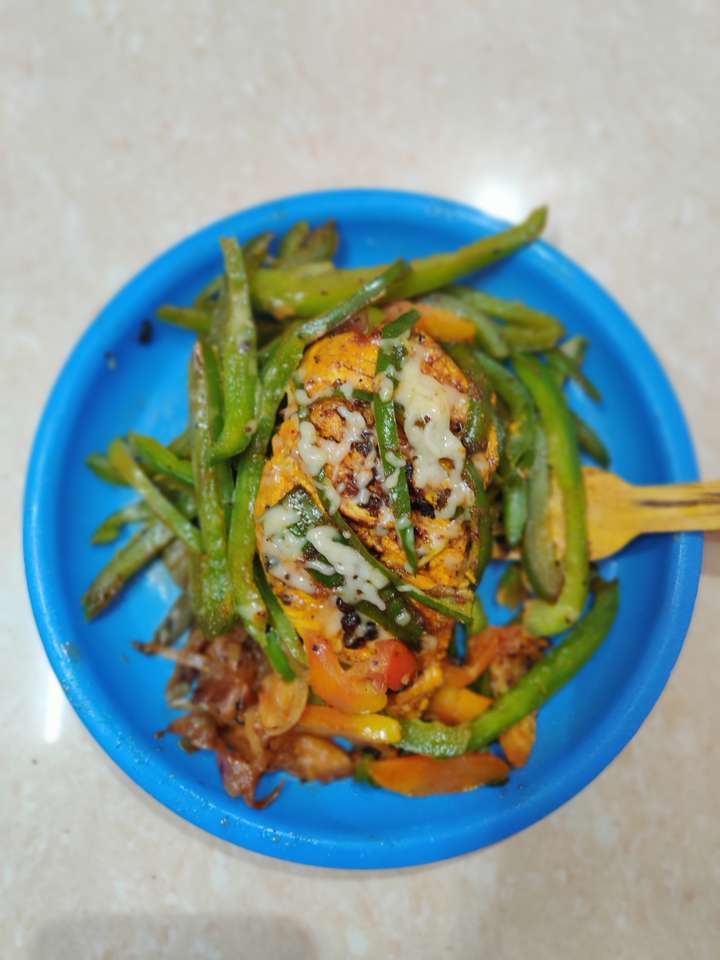Veggies Loaded Grilled Chicken with Cheese Topping