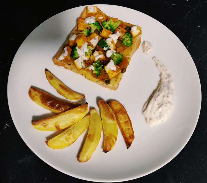 Bread pizza with grilled potato fries
