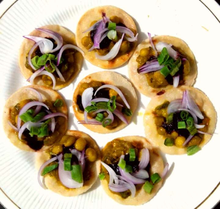 Crispy Puri topped with white peas masala